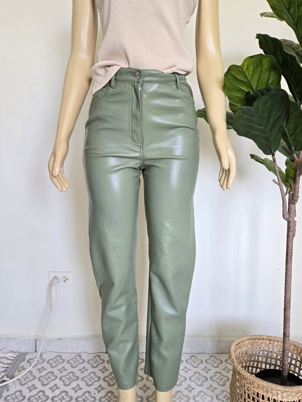 Aritzia The Melina Pant Leather Style Size 8 Green Color Women's